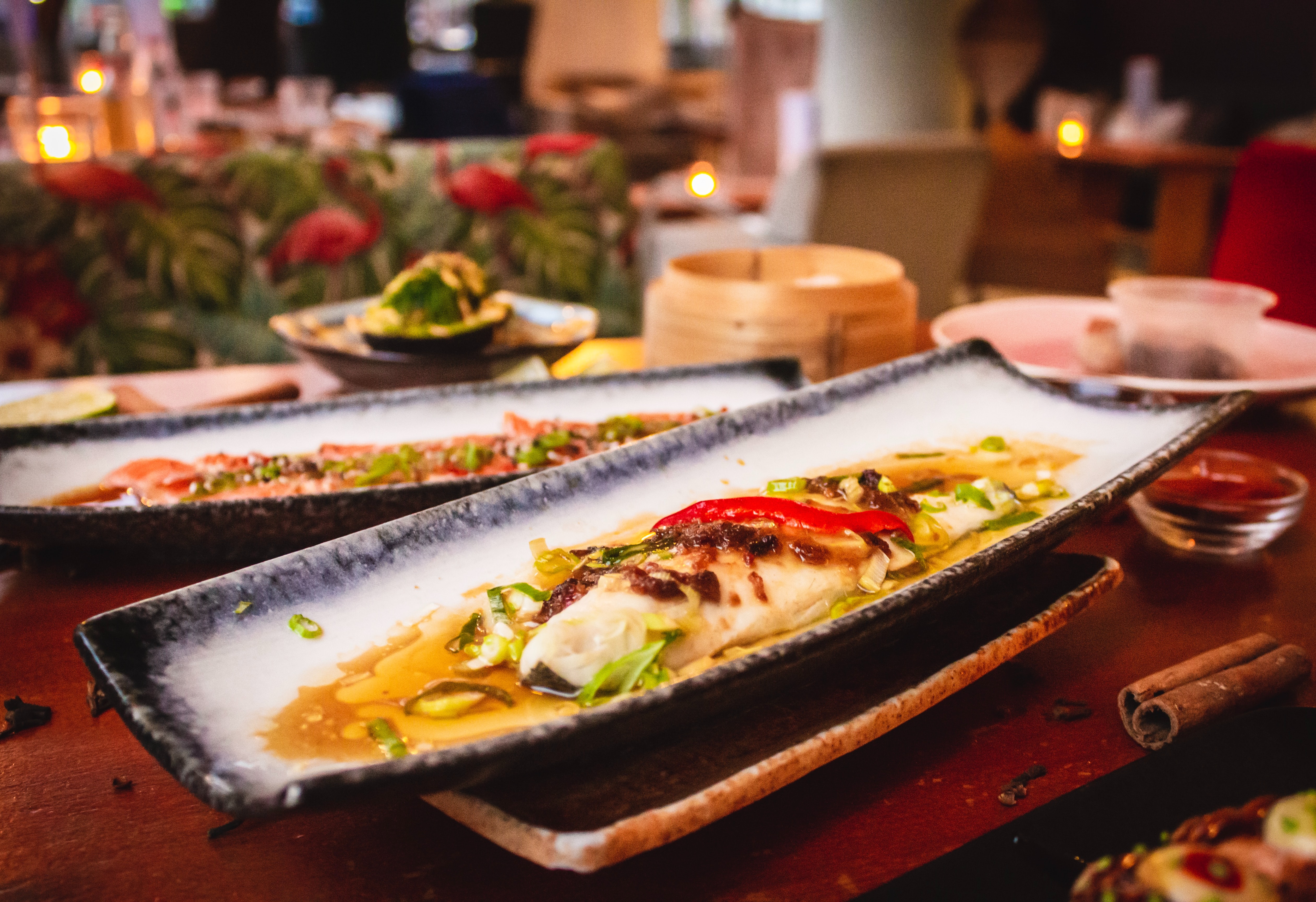 photo d'un plat de poisson du restaurant le délice des sens, servi dans une assiette en forme de pirogue