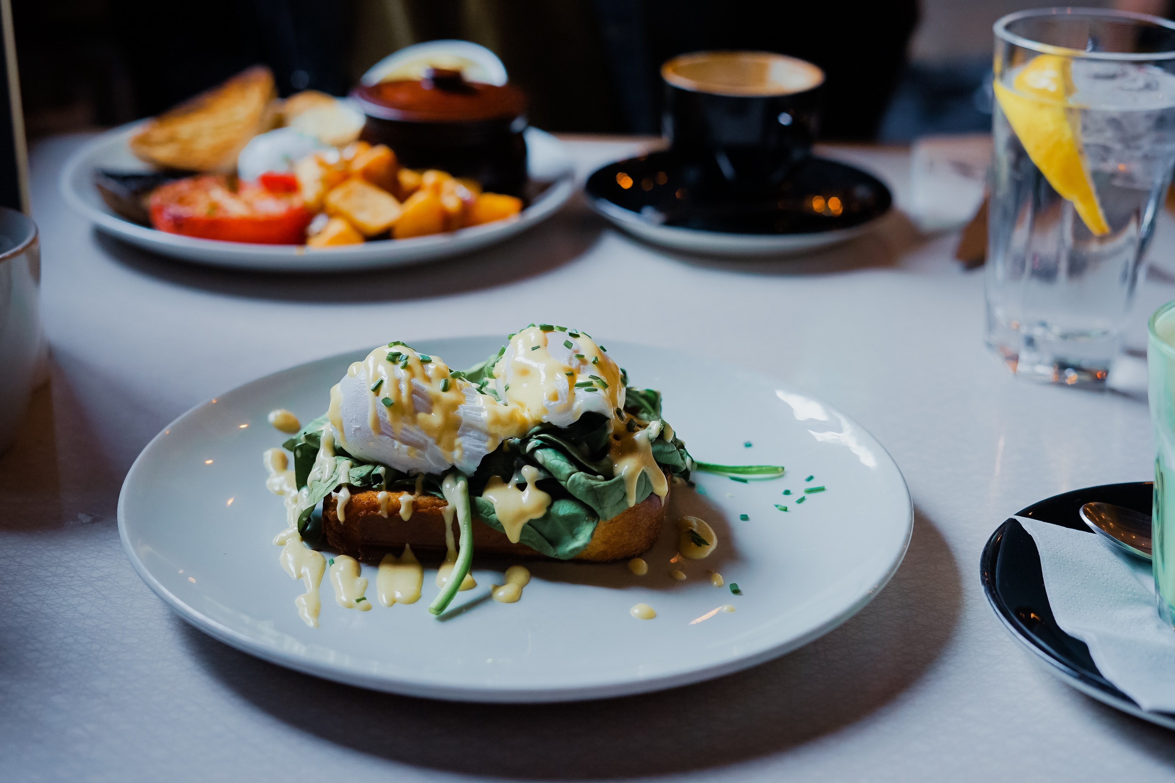 photo d'un plat du restaurant à la française. Deux oeufs posés sur un toast avec de la verdure.